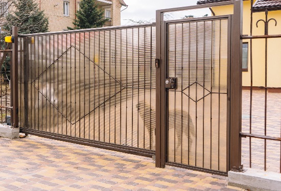 Купить ворота из профлиста с элементами ковки, с металлическими столбами в рамке или под дерево в Биробиджане от 154875 руб